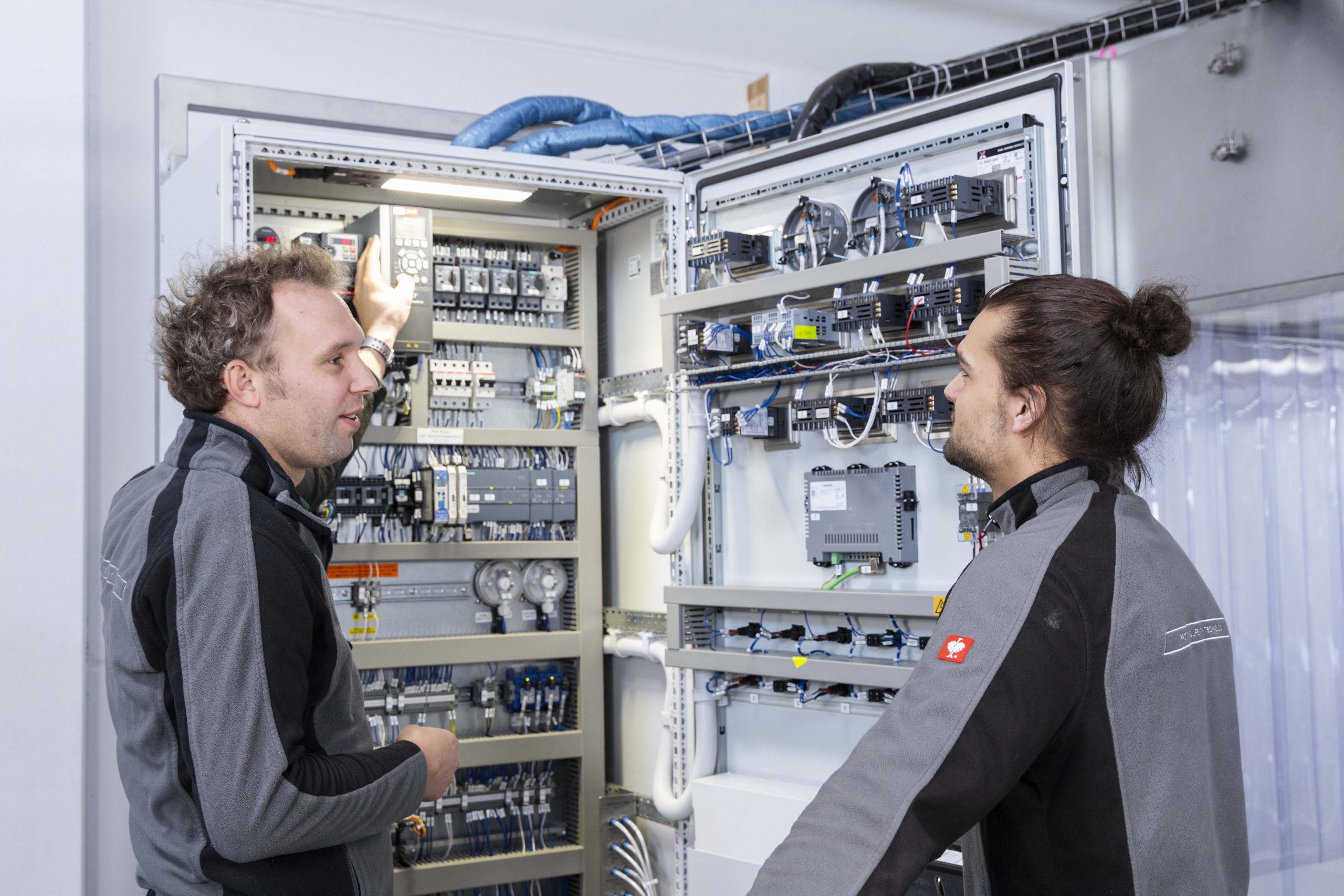 Ausbilder am Schaltschrank Ausbildung zum Elektroniker am Schaltschrank