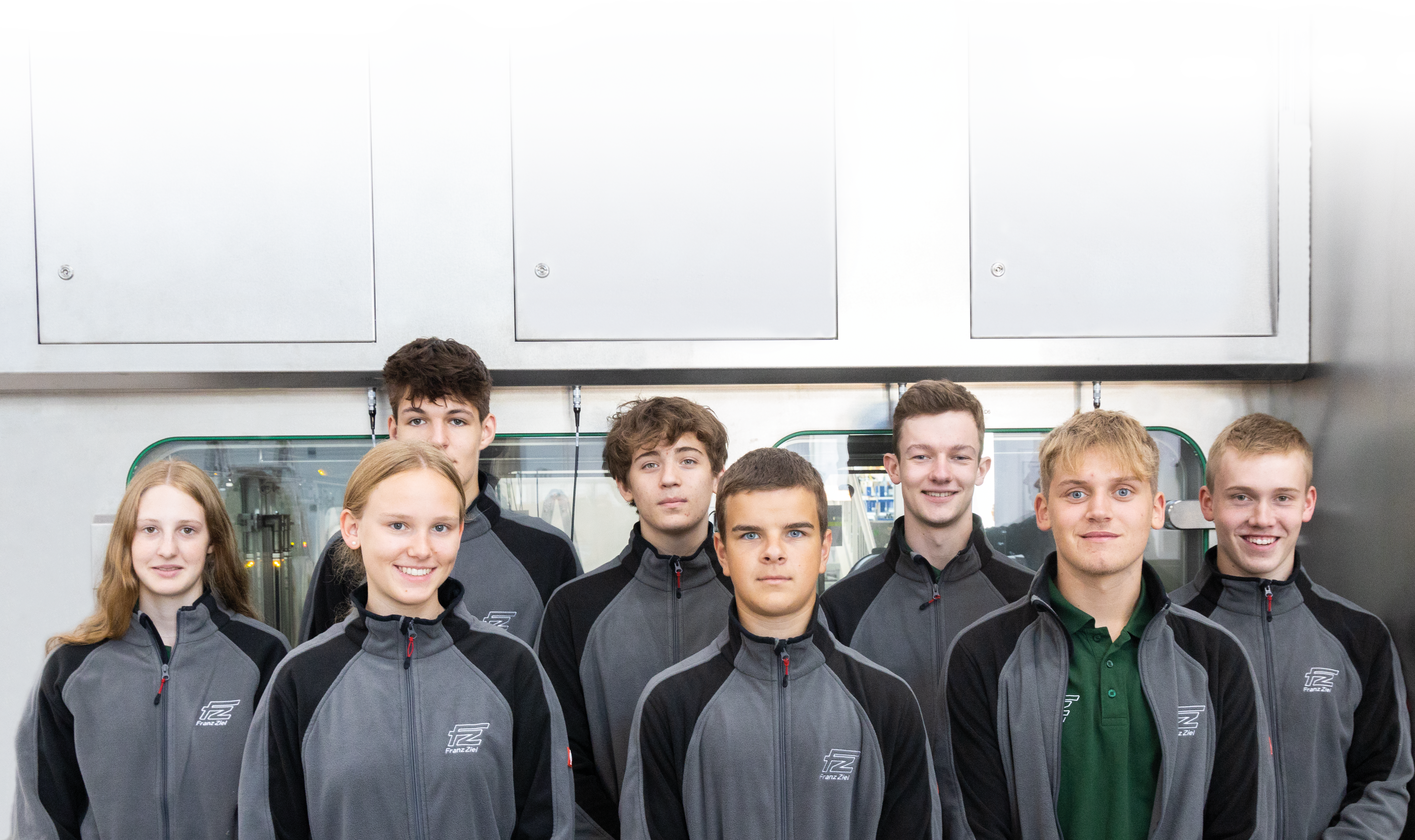 Ausbildende der Franz Ziel GmbH (2023) Ausbildende (Elektrotechnik) vor einem Isolator der Franz Ziel GmbH (2023)